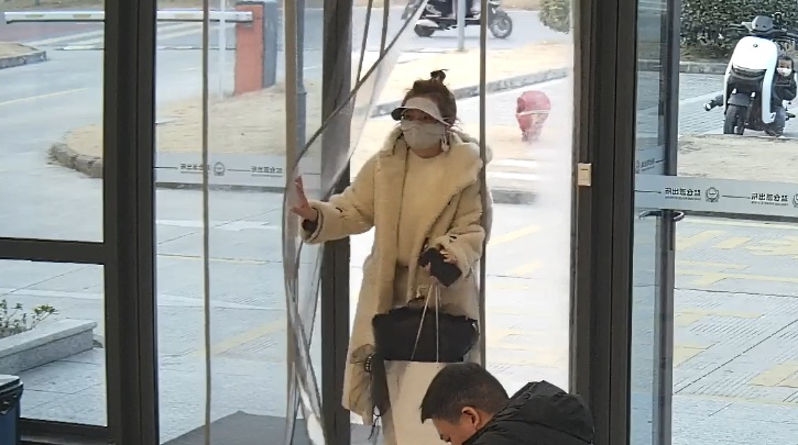 海宁一派出所里出现一束鲜花，收件人不详……