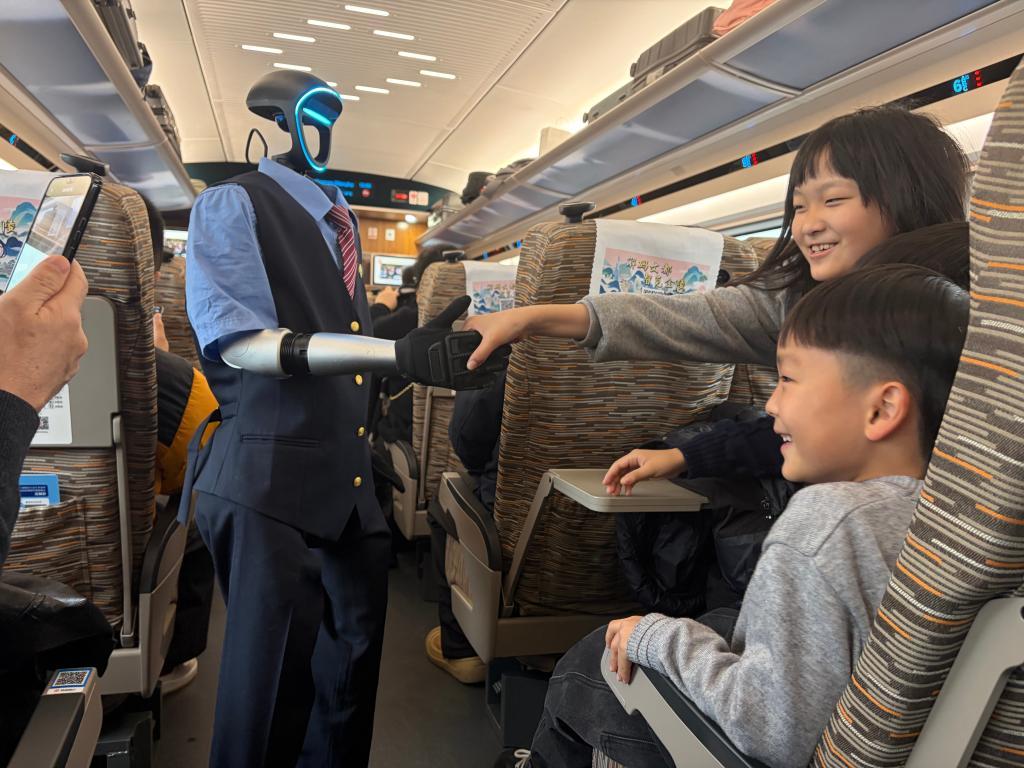 新春走基层丨春运高铁上来了“特殊乘务员”