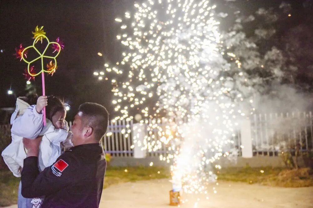 山东汉子咬下一口包子,眼泪唰地就下来了 山东汉子咬下一口包子,眼泪唰地就下来了