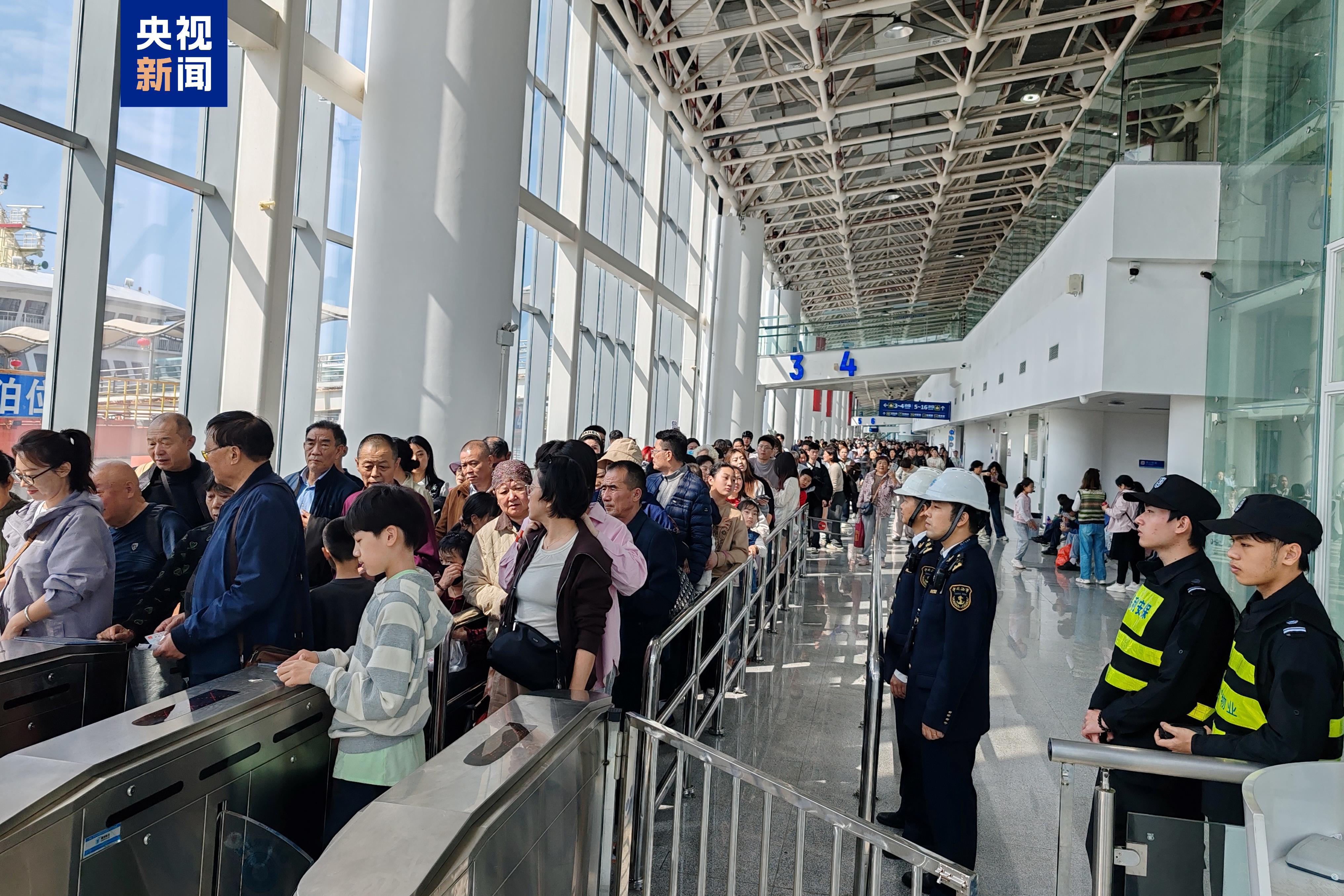 琼州海峡节前进岛高峰到来 春运前十一日客运量超130万人次