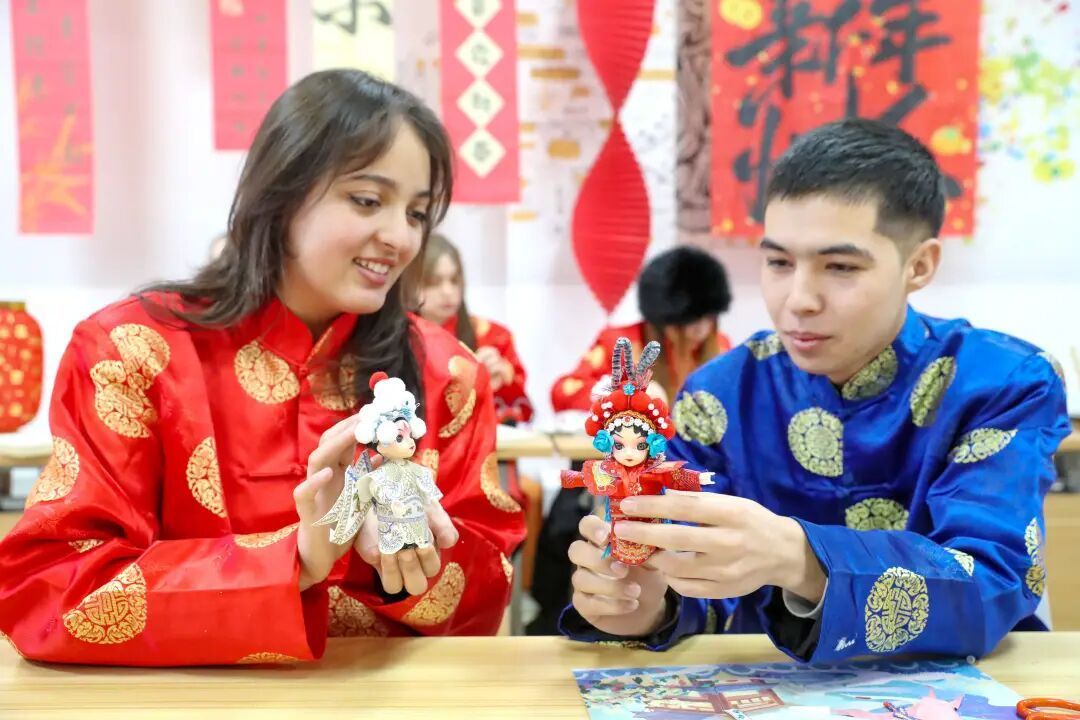 “到中国过年成热潮” 外国人沉浸式体验中国年 “到中国过年成热潮” 外国人沉浸式体验中国年