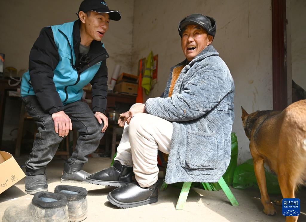 新春走基层丨乡村“跑腿员” 把过年的“牵挂”送回家 新春走基层丨乡村“跑腿员” 把过年的“牵挂”送回家