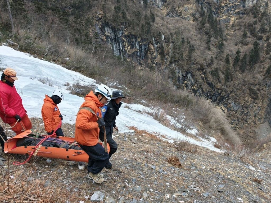 4名驴友擅入云南雨崩神湖未开发高危区域被困，警方：已获救，搜救难度极大