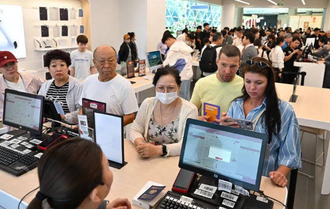 “到中国过年成热潮” 外国人沉浸式体验中国年 “到中国过年成热潮” 外国人沉浸式体验中国年