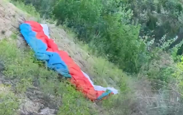 起飞失败!男子驾滑翔伞从高空坠落,差一点掉海里…… 起飞失败!男子驾滑翔伞从高空坠落,差一点掉海里……