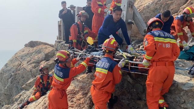 起飞失败!男子驾滑翔伞从高空坠落,差一点掉海里…… 起飞失败!男子驾滑翔伞从高空坠落,差一点掉海里……