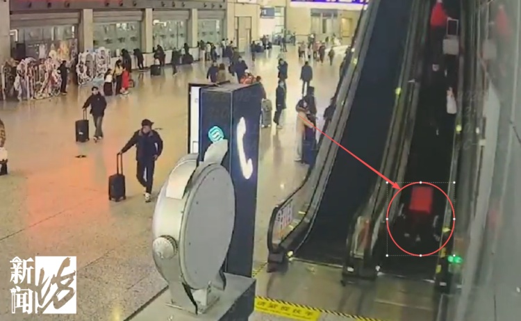 千万别这么做！一声闷响，女子和孩子摔在电梯台阶上……