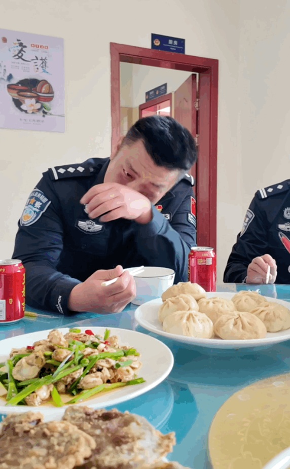 山东汉子咬下一口包子,眼泪唰地就下来了 山东汉子咬下一口包子,眼泪唰地就下来了