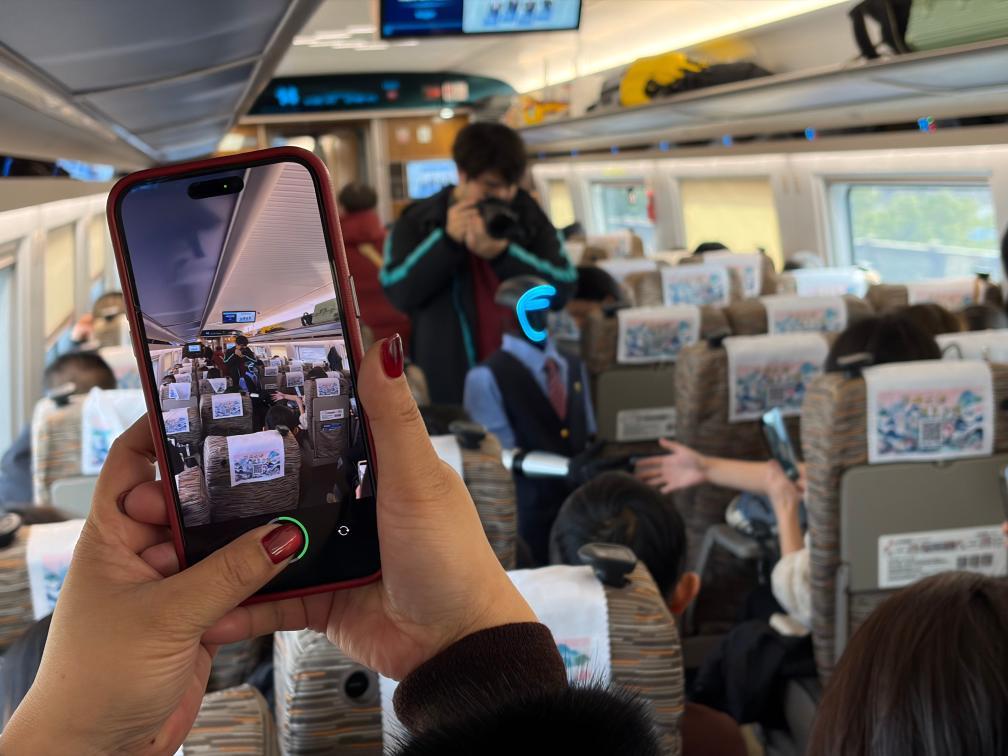 新春走基层丨春运高铁上来了“特殊乘务员”