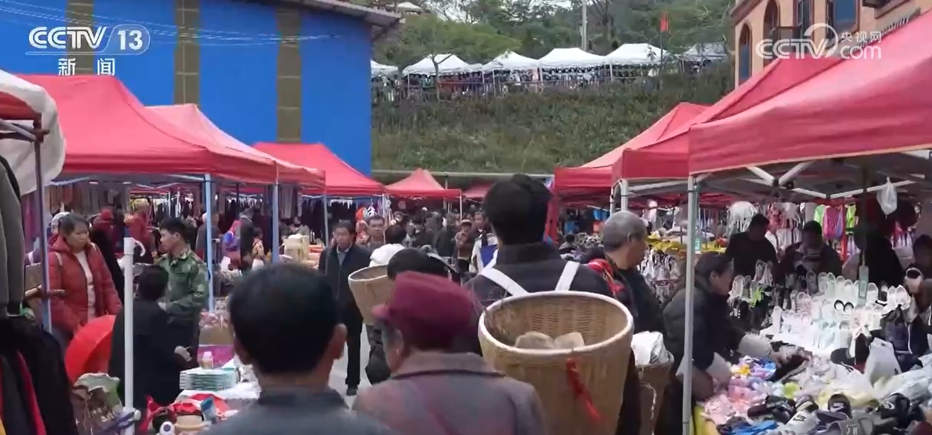 写春联、办年货 “中越乡街”年味足 写春联、办年货 “中越乡街”年味足