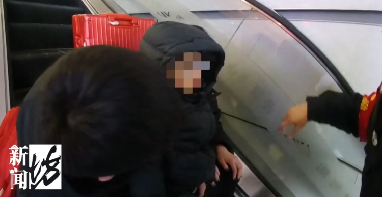 千万别这么做！一声闷响，女子和孩子摔在电梯台阶上……