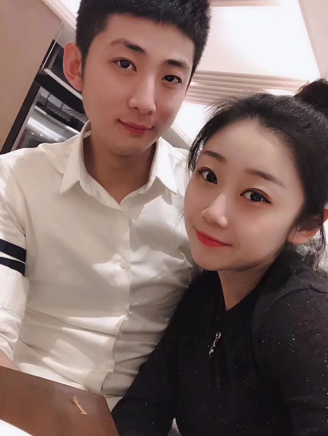 道里菜市场门口上演浪漫“大屏求婚”：“等了四年，在咱俩初识的地方，我补你个求婚”