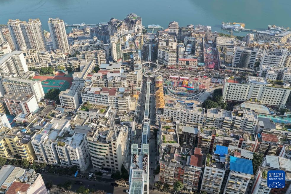 重庆巫山“神女大扶梯”开启测试运行