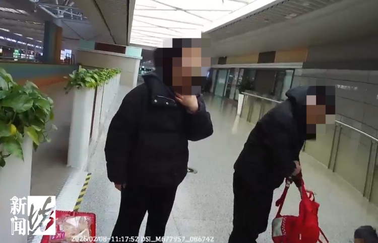 千万别这么做！一声闷响，女子和孩子摔在电梯台阶上……