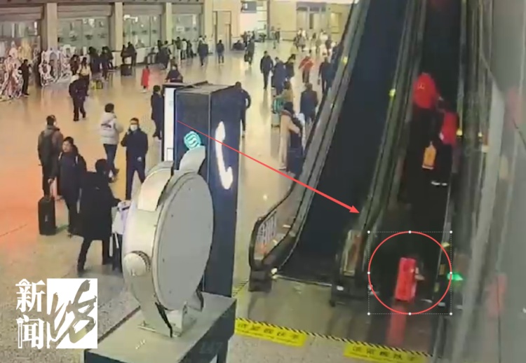 千万别这么做！一声闷响，女子和孩子摔在电梯台阶上……