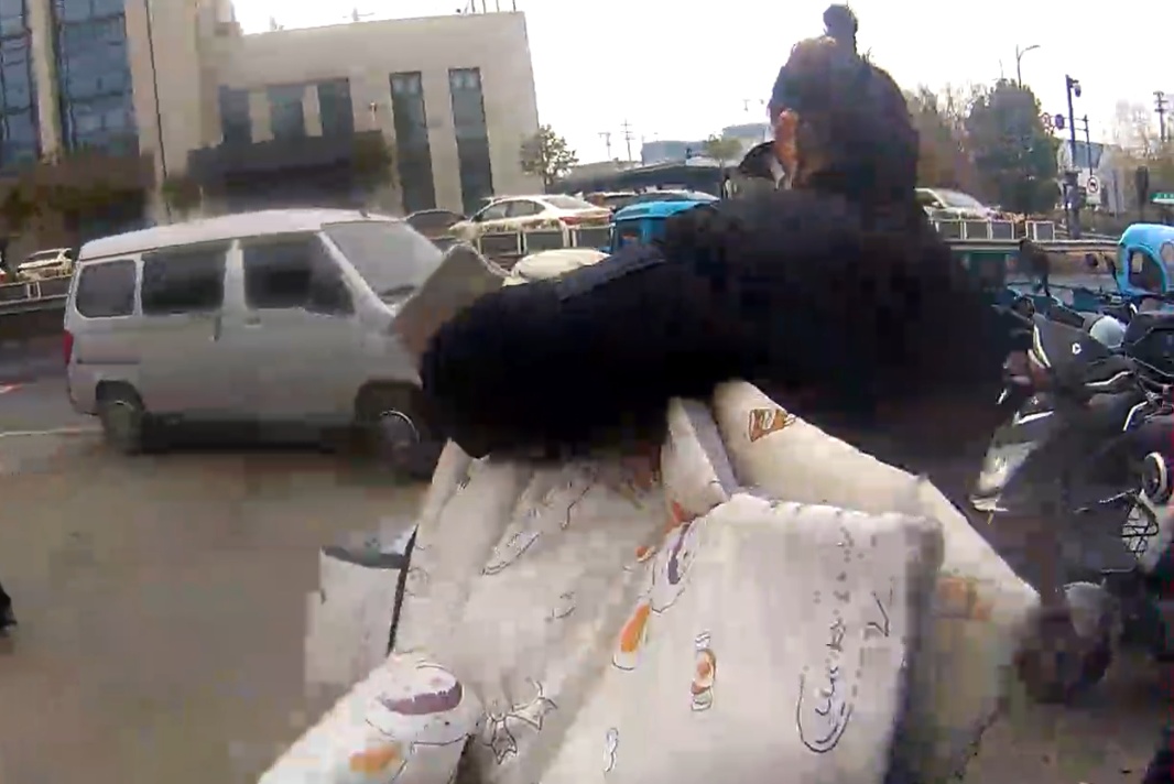 海宁一派出所里出现一束鲜花，收件人不详……