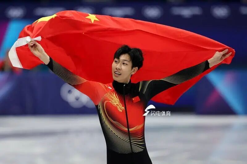 孙龙逆转夺得米兰冬奥会银牌，赛后身披五星红旗绕场庆祝