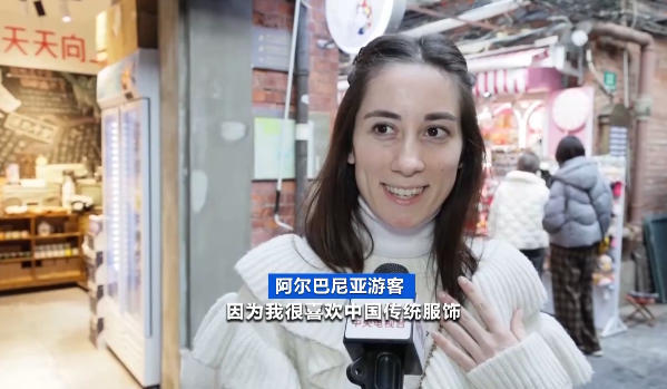 “到中国过年成热潮” 外国人沉浸式体验中国年 “到中国过年成热潮” 外国人沉浸式体验中国年