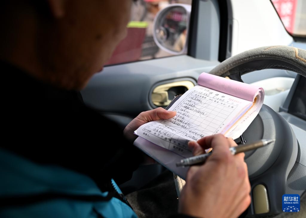 新春走基层丨乡村“跑腿员” 把过年的“牵挂”送回家 新春走基层丨乡村“跑腿员” 把过年的“牵挂”送回家