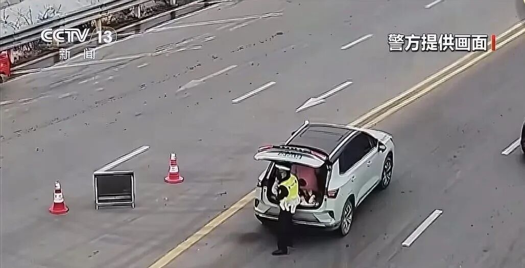 春节返乡坐不下,俩孩子竟被塞进后备箱?民警提醒 春节返乡坐不下,俩孩子竟被塞进后备箱?民警提醒