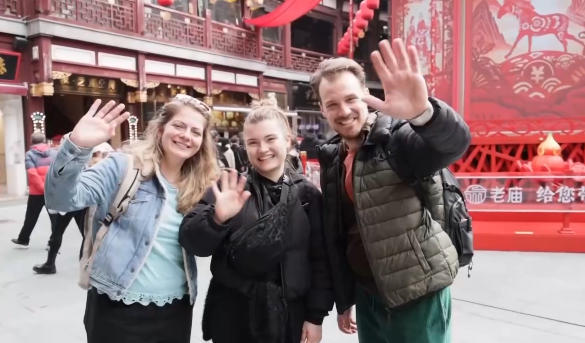 “到中国过年成热潮” 外国人沉浸式体验中国年 “到中国过年成热潮” 外国人沉浸式体验中国年