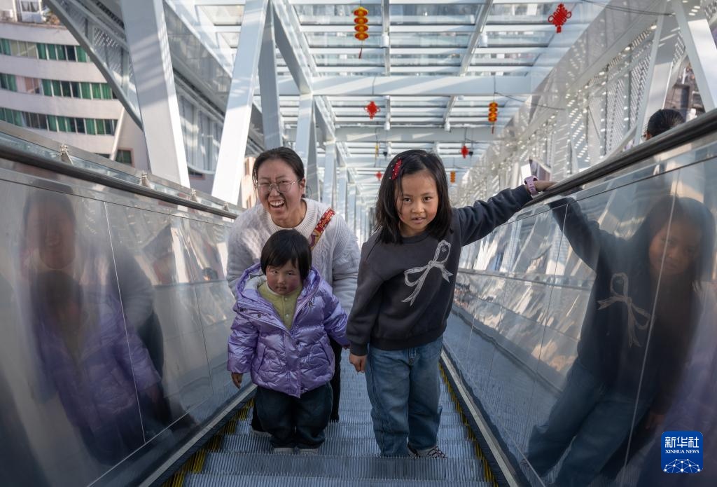 重庆巫山“神女大扶梯”开启测试运行