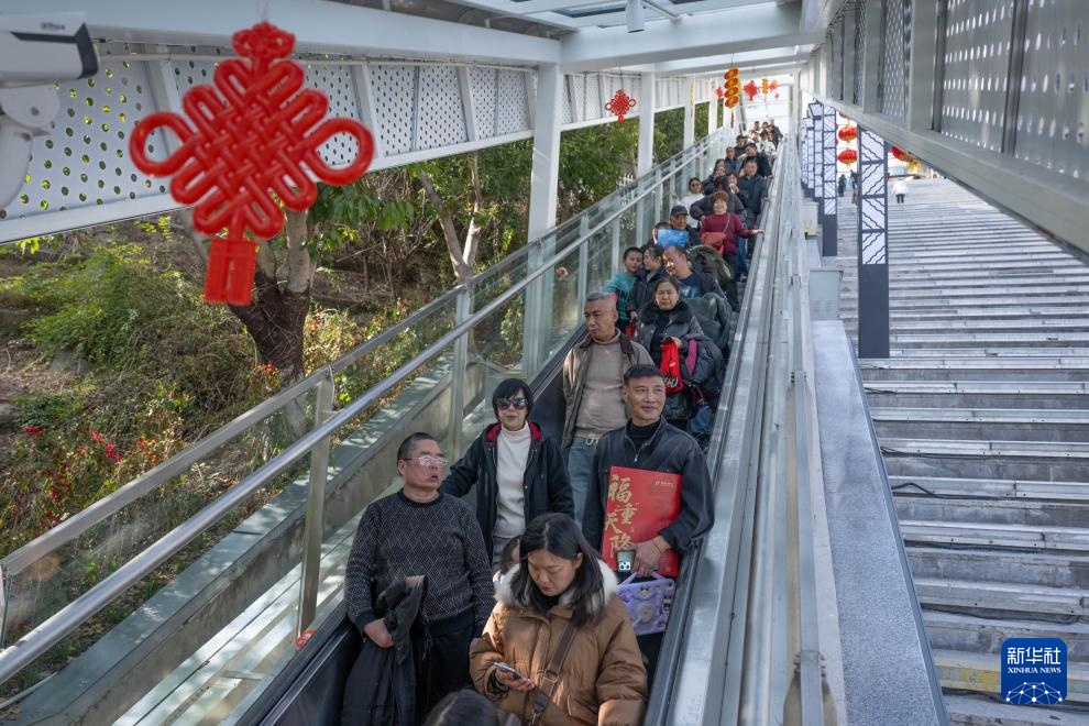 重庆巫山“神女大扶梯”开启测试运行
