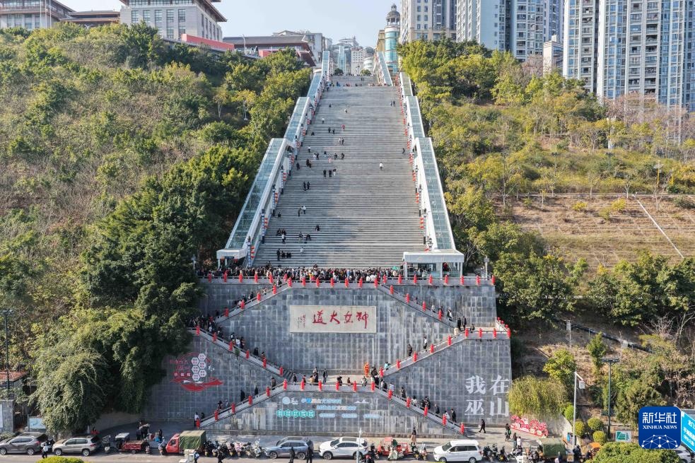 重庆巫山“神女大扶梯”开启测试运行