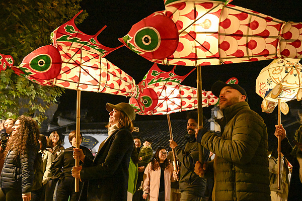 “到中国过年成热潮” 外国人沉浸式体验中国年 “到中国过年成热潮” 外国人沉浸式体验中国年