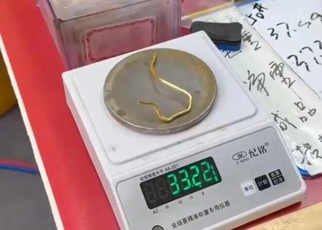 小伙出售前女友送的银手镯，剪开竟发现隐藏的秘密！当场快哭了…