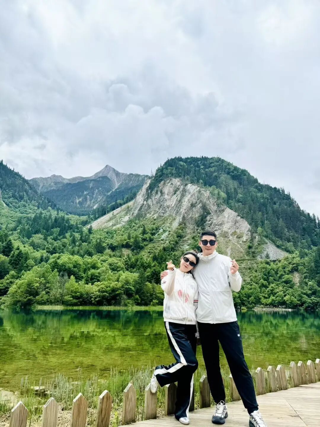 道里菜市场门口上演浪漫“大屏求婚”：“等了四年，在咱俩初识的地方，我补你个求婚”