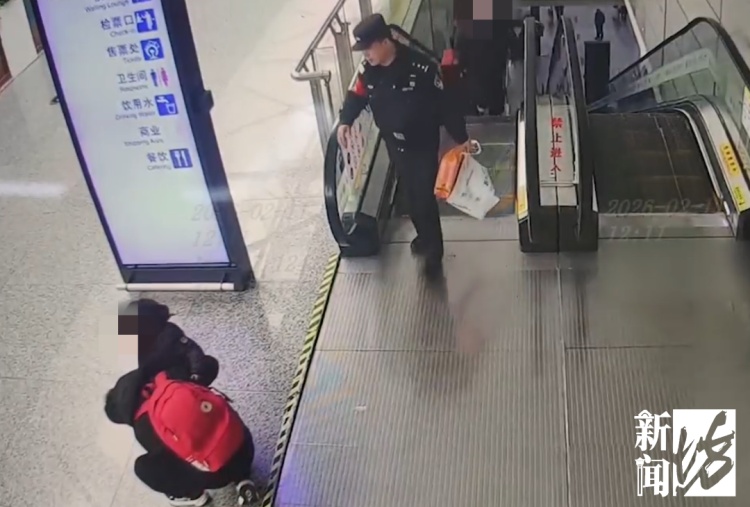 千万别这么做！一声闷响，女子和孩子摔在电梯台阶上……