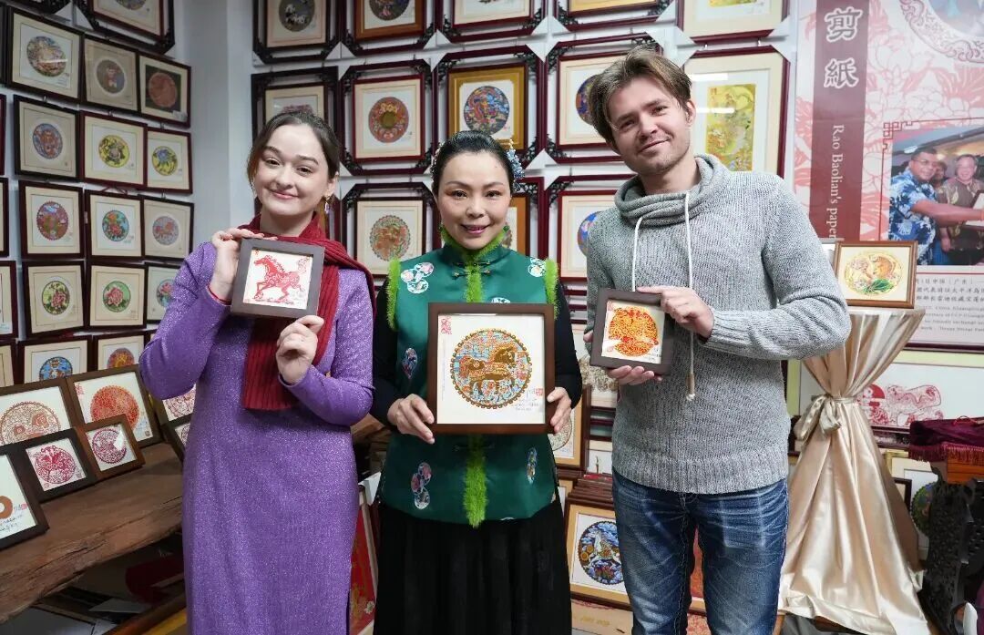 “到中国过年成热潮” 外国人沉浸式体验中国年 “到中国过年成热潮” 外国人沉浸式体验中国年