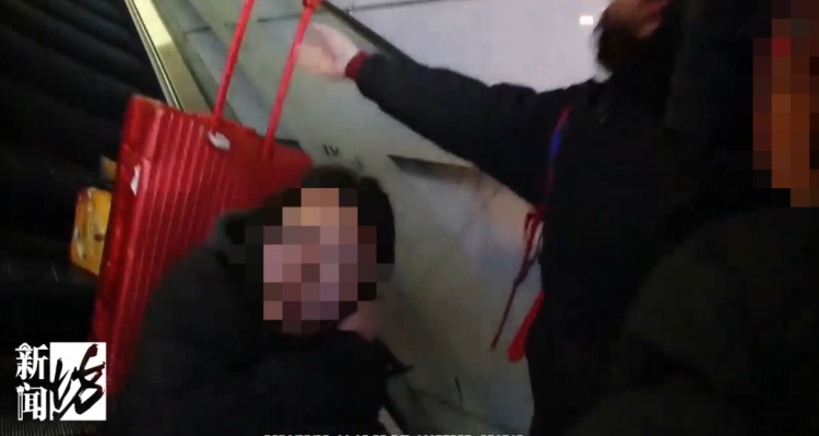 千万别这么做！一声闷响，女子和孩子摔在电梯台阶上……