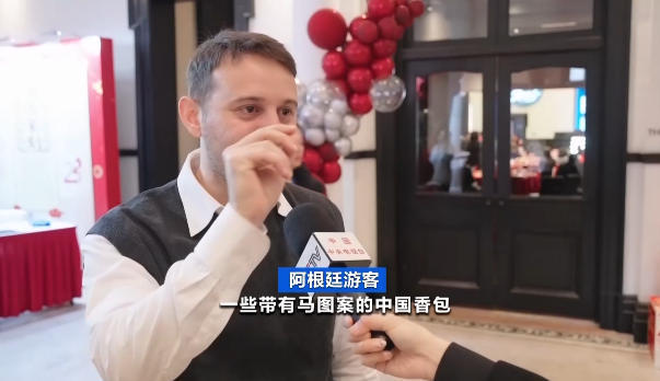 “到中国过年成热潮” 外国人沉浸式体验中国年 “到中国过年成热潮” 外国人沉浸式体验中国年