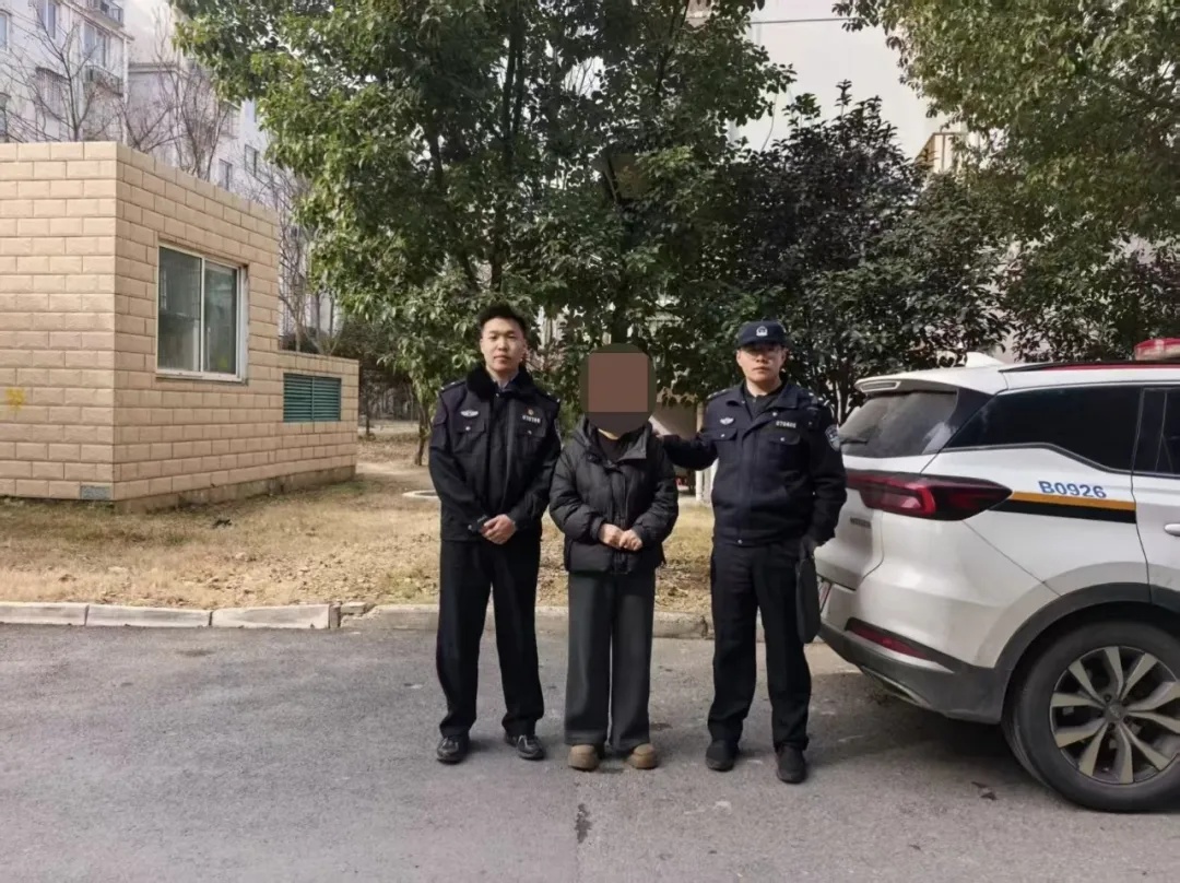 女子家中总重约30克黄金首饰被盗，警方4小时破案：女子闺蜜一年前偷的