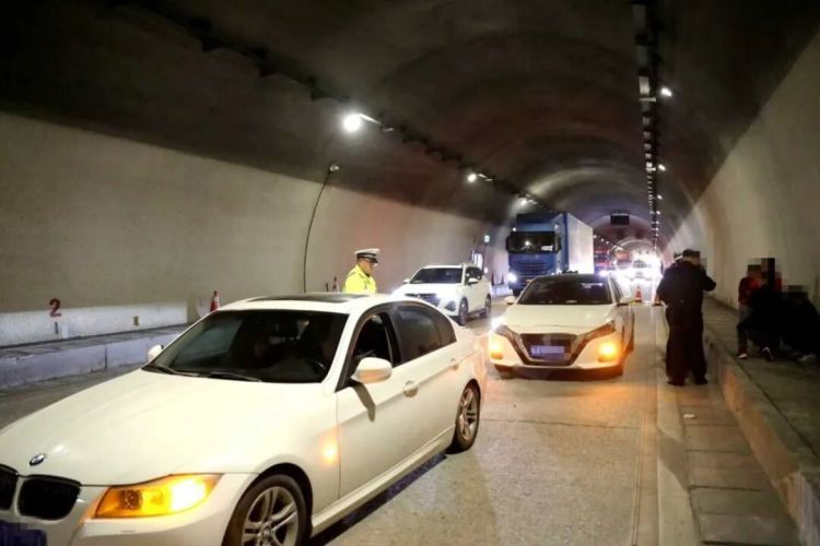 女车主无奈：一天之内，头尾都被撞了！柳州一高速路段发生事故！