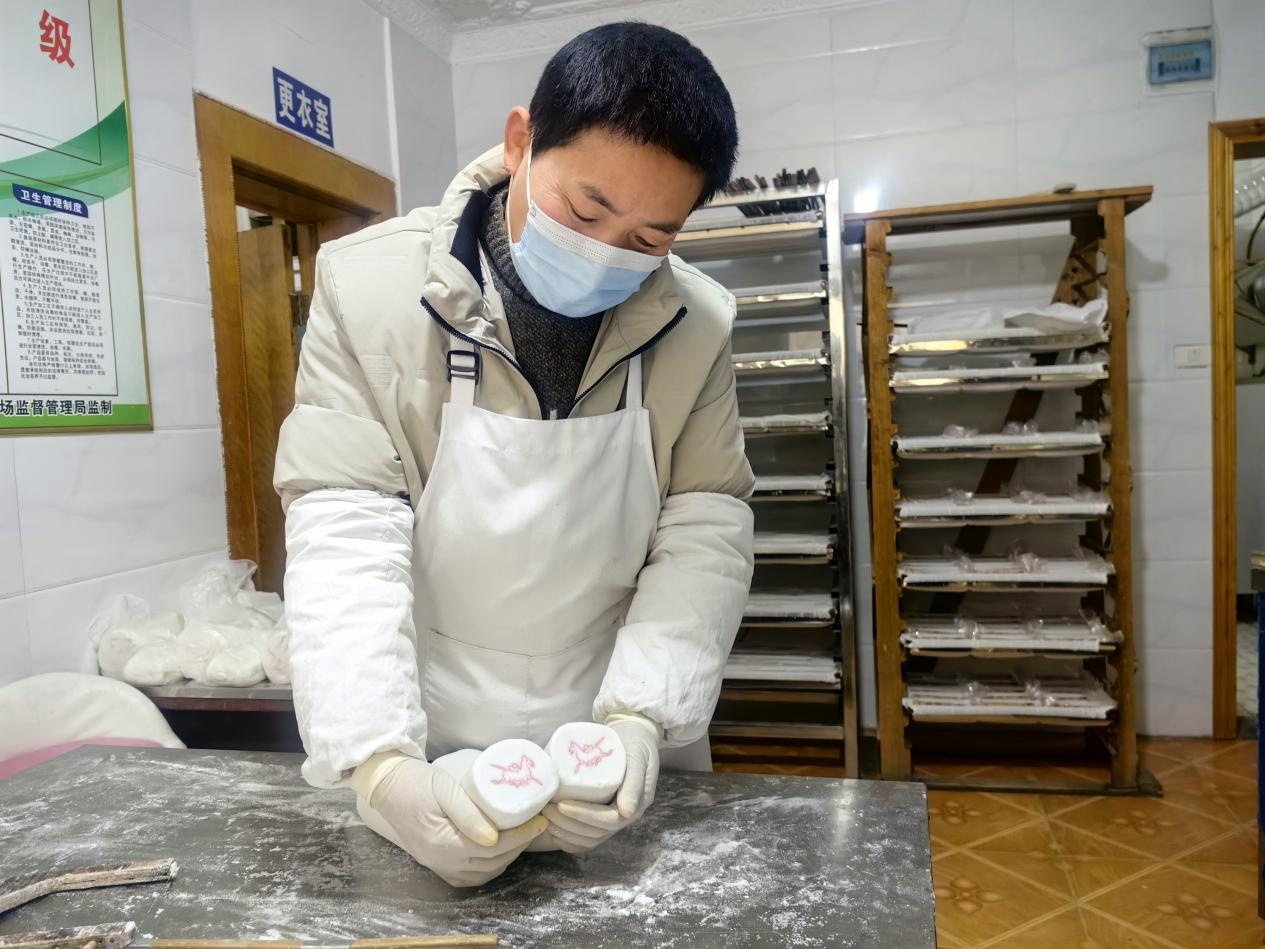 贵州思南：花甜粑里“压”祝福 一口年味暖新春