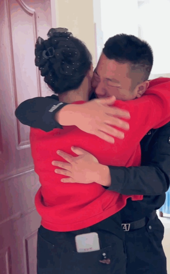 山东汉子咬下一口包子,眼泪唰地就下来了 山东汉子咬下一口包子,眼泪唰地就下来了