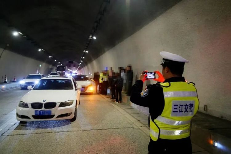 女车主无奈：一天之内，头尾都被撞了！柳州一高速路段发生事故！