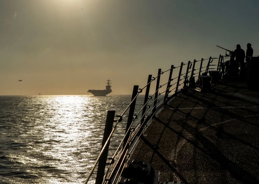 美国海军两艘舰船在加勒比海相撞