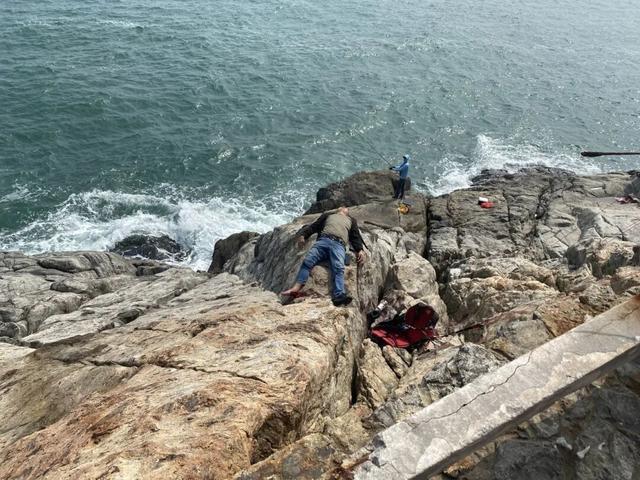起飞失败!男子驾滑翔伞从高空坠落,差一点掉海里…… 起飞失败!男子驾滑翔伞从高空坠落,差一点掉海里……