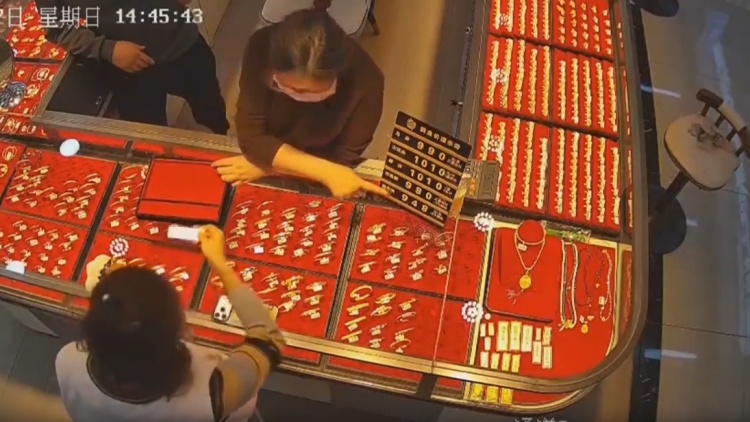 24万金饰不翼而飞 民警发现屋内无翻动痕迹 小偷是谁？