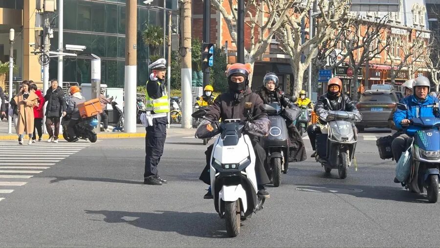 上海街头的这一幕,暖哭了!交警:我带你去 上海街头的这一幕,暖哭了!交警:我带你去