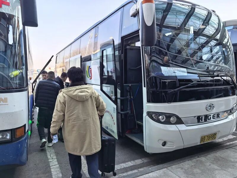 北京四座长途站迎来出京高峰，各方向车票和运力充足
