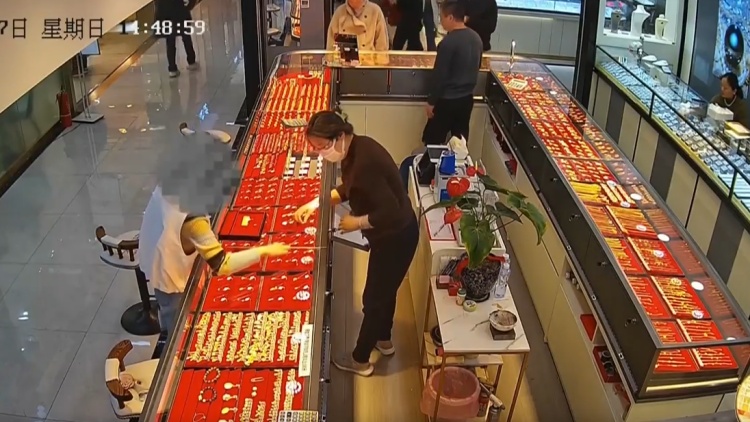 24万金饰不翼而飞 民警发现屋内无翻动痕迹 小偷是谁？