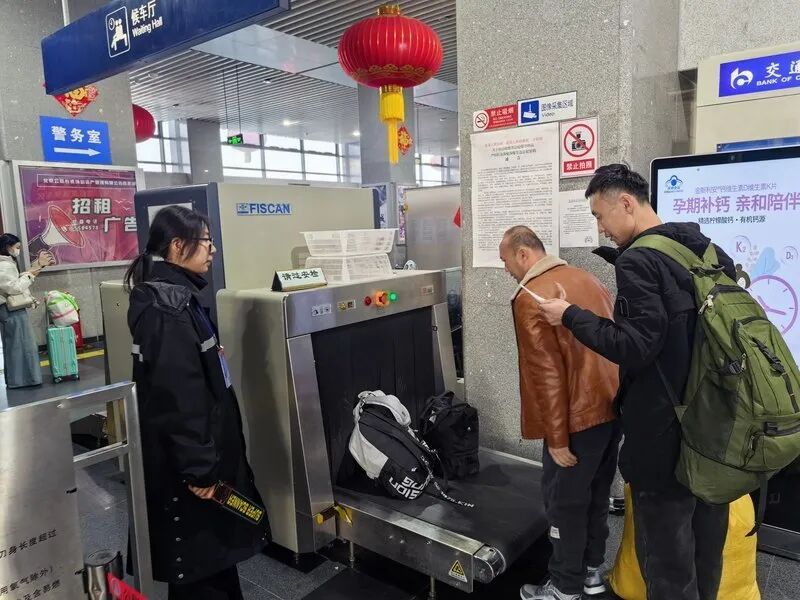 北京四座长途站迎来出京高峰，各方向车票和运力充足