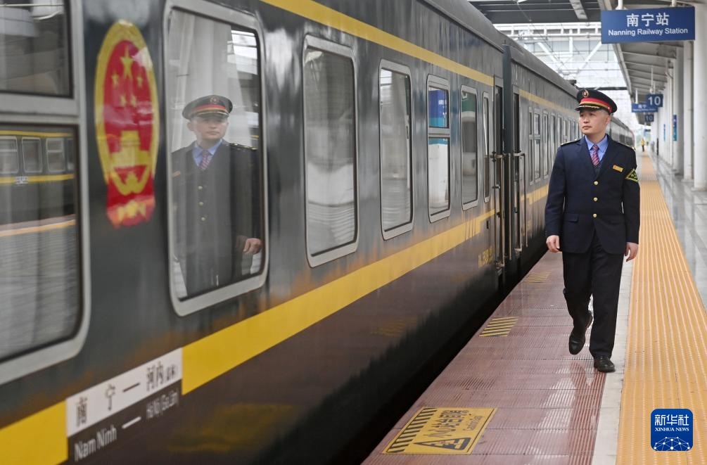 镜头连中外丨中越国际联运旅客列车迎来首个春节客流高峰