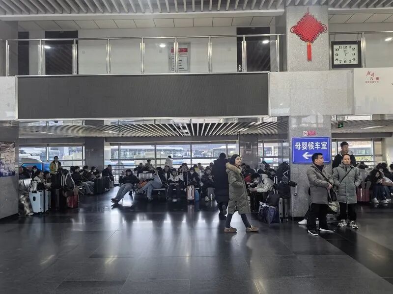 北京四座长途站迎来出京高峰，各方向车票和运力充足