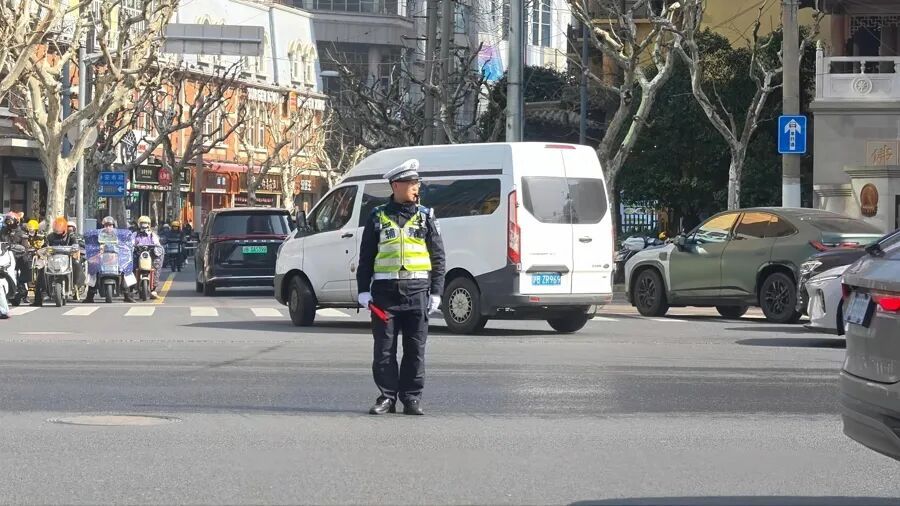 上海街头的这一幕,暖哭了!交警:我带你去 上海街头的这一幕,暖哭了!交警:我带你去